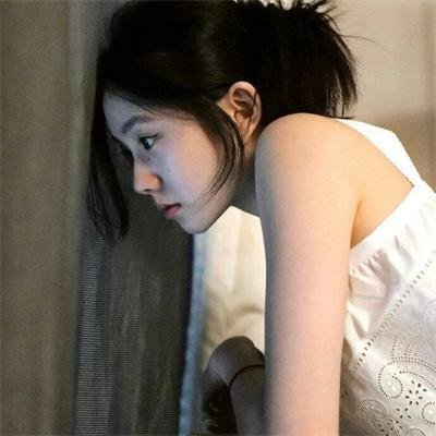小鬼头上的女人